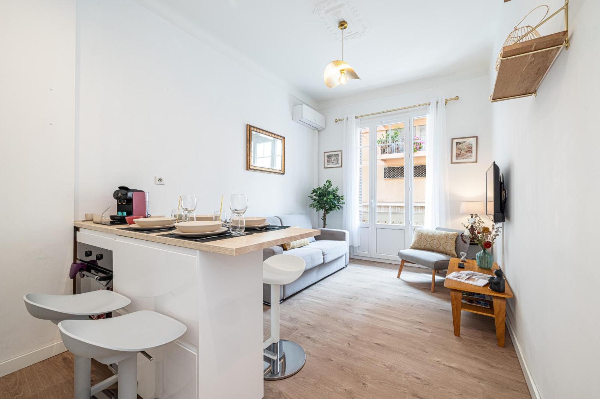 10 Amiral 101 - Joli 3p Climatise - Centre-ville Apartamento